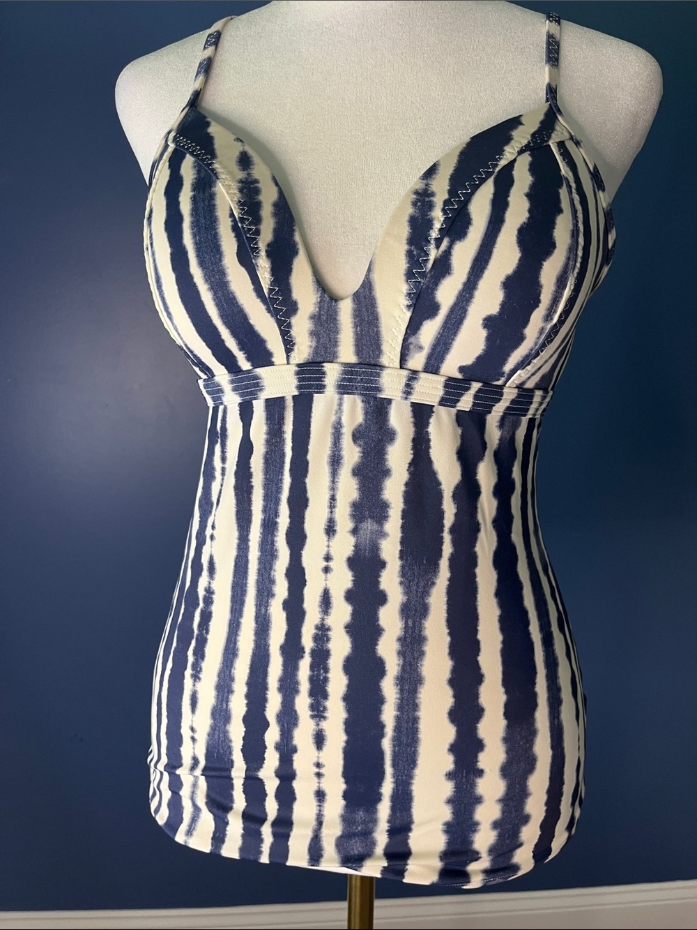 Athleta Striped V-Neck Tie-Dye tankini bathing suit top, Navy and White, lined
